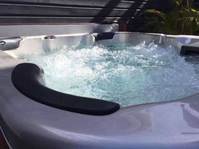 Le Flamboyant Avec Piscine Chauffee 30° Et Jacuzzi Appartement Saint-André Buitenkant foto